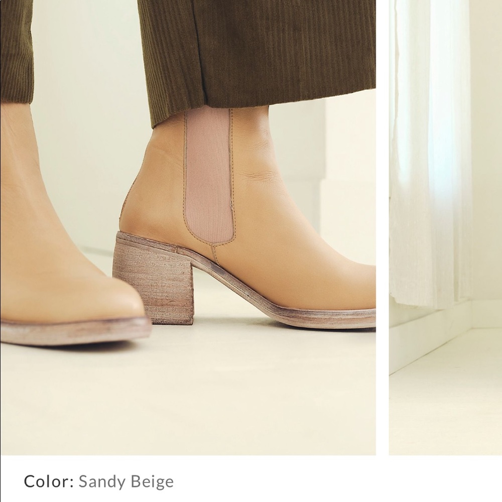 Free People Essential Chelsea Boot in Sandy Beige (Size 8/38)